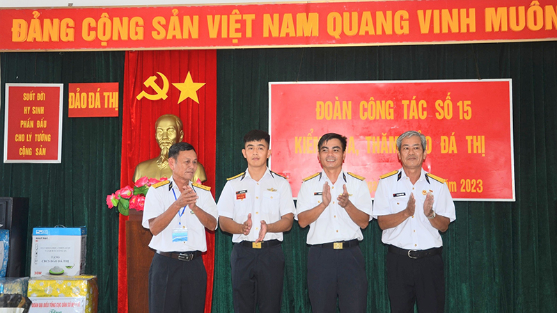 Cựu chiến binh Trần Văn Lịch (trái ảnh) và cựu chiến binh Phạm Minh Cảnh (phải ảnh) tặng quà các chiến sĩ trên đảo Đá Thị (quần đảo Trường Sa).