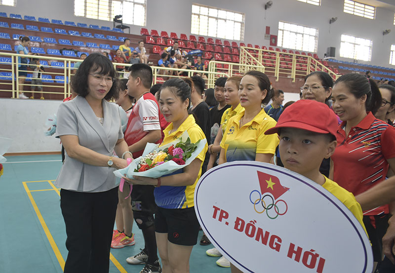  Ban tổ chức tặng cờ lưu niệm cho các gia đình tham gia giải
