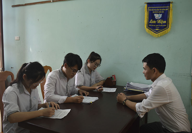 Học sinh lớp 12 Trường THPT Ngô Quyền (Bố Trạch) kiểm tra thông tin cá nhân, điều chỉnh sai sót (nếu có) trước khi thi.