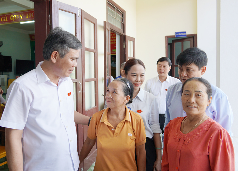 Đồng chí Chủ tịch UBND tỉnh Trần Thắng nắm bắt tình hình đời sống của cư tri huyện Bố Trạch.