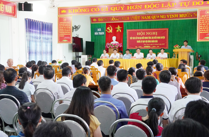 Quang cảnh hội nghị tiếp xúc cử tri của Tổ đại biểu HĐND tỉnh tại điểm tiếp xúc xã Hòa Trạch.