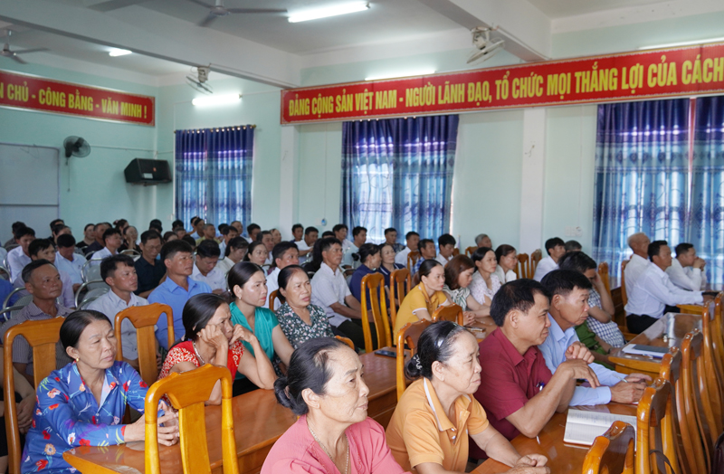 Quang cảnh hội nghị tiếp xúc cử tri của Tổ đại biểu HĐND tỉnh tại điểm tiếp xúc xã Hòa Trạch.