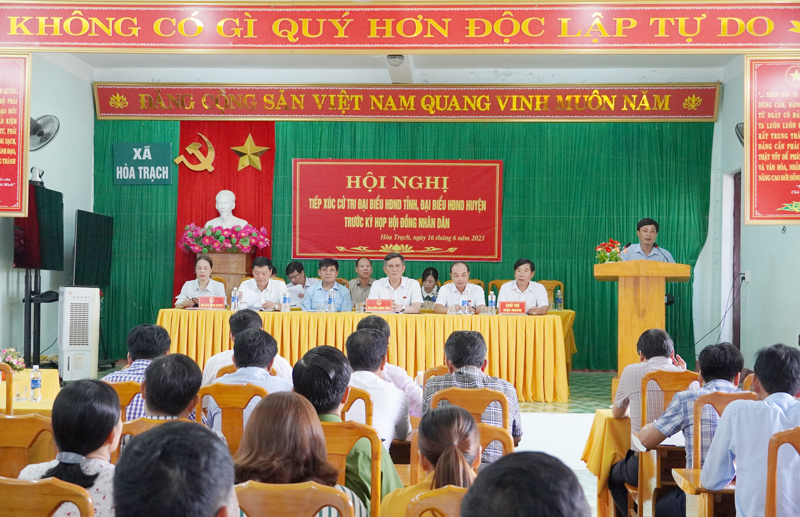 Quang cảnh hội nghị tiếp xúc cử tri của Tổ đại biểu HĐND tỉnh tại điểm tiếp xúc xã Hòa Trạch.