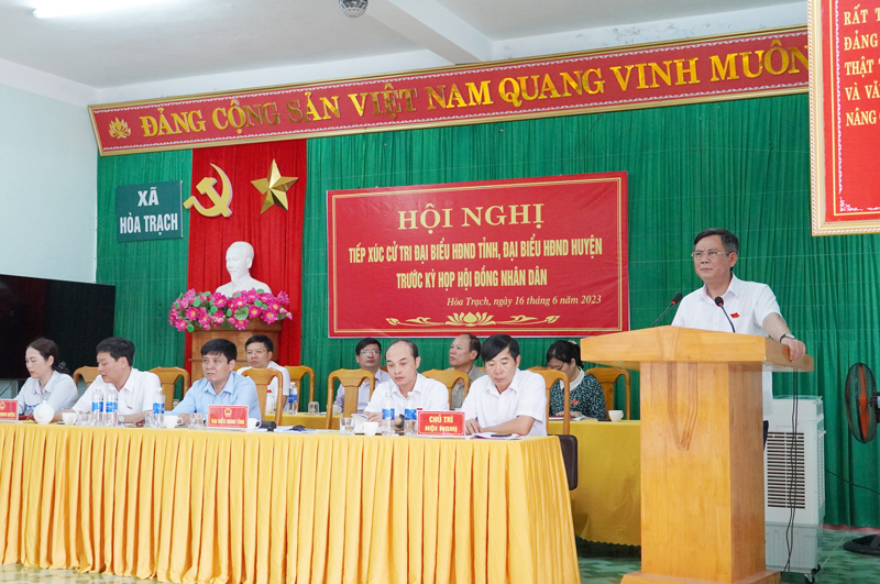 Đồng chí Chủ tịch UBND tỉnh Trần Thắng nắm bắt tình hình đời sống của cư tri huyện Bố Trạch.