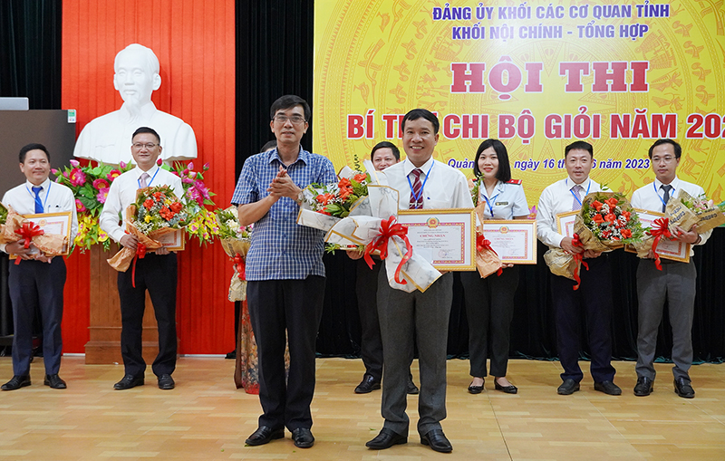 Ban Tổ chức hội thi trao thưởng cho thí sinh đoạt giải nhất.