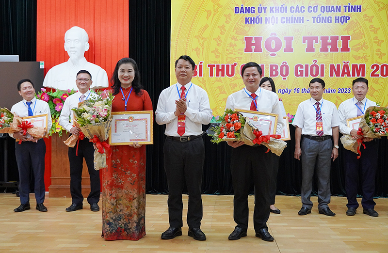  Ban Tổ chức hội thi trao thưởng cho các thí sinh đoạt giải nhì.