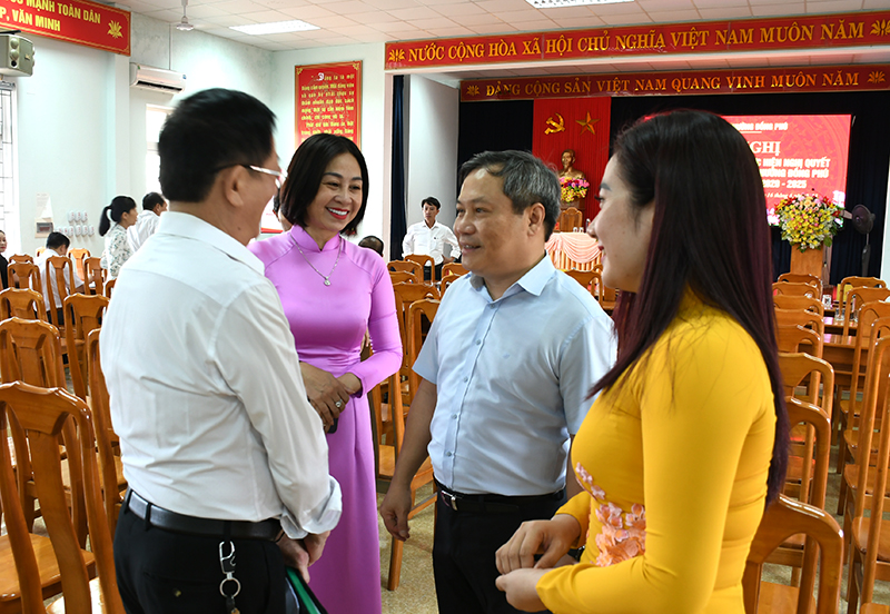 Đồng chí Bí thư Tỉnh ủy Vũ Đại Thắng trao đổi với lãnh đạo phường Đồng Phú.