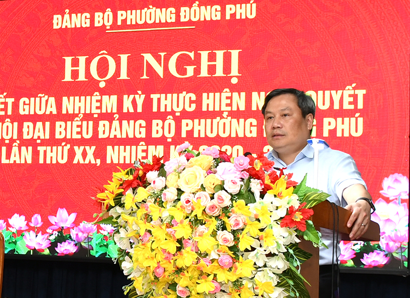 Đồng chí Bí thư Tỉnh ủy Vũ Đại Thắng phát biểu chúc mừng Đảng bộ phường Đồng Phú.