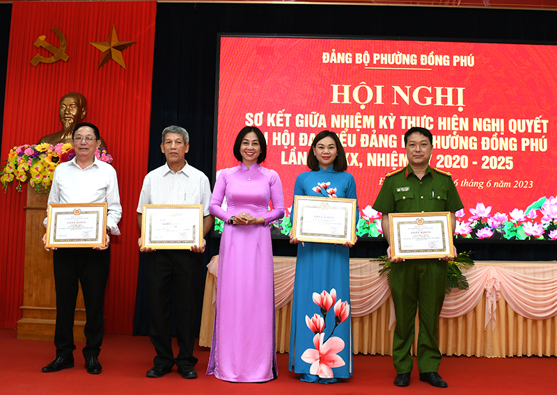 Đồng chí Bí thư Đảng ủy, Chủ tịch UBND phường Đồng Phú trao giấy khen tặng các tập thể.