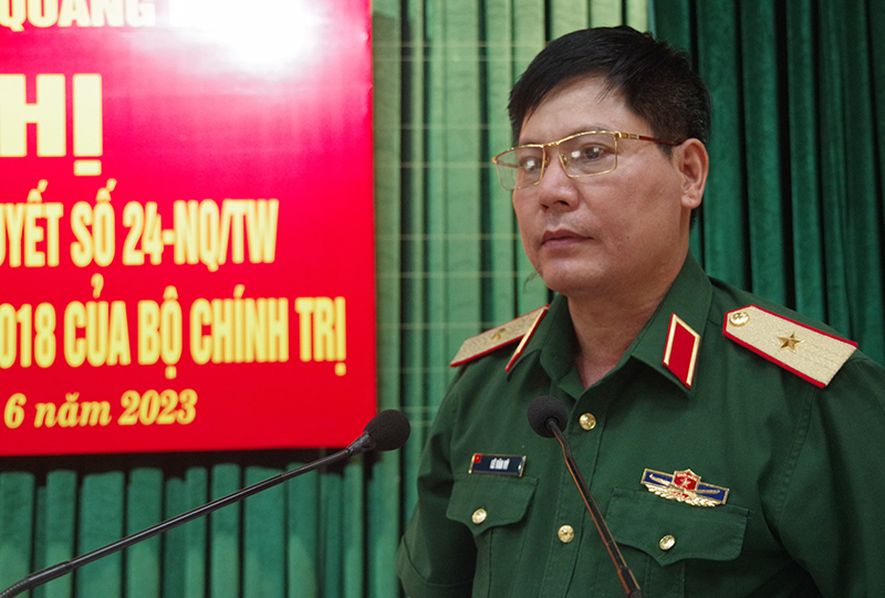 Thiếu tướng Lê Văn Vỹ, Phó Tham mưu trưởng Quân khu 4 phát biểu chỉ đạo tại hội nghị.
