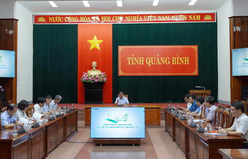 Đồng chí Phó Chủ tịch thường trực UBND tỉnh Đoàn Ngọc Lâm chủ trì buổi làm việc.ấp để mở đường vận chuyển vật liệu.