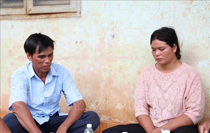 Những giọt nước mắt đau xót của chị H. N. A, buôn Ea Klok, xã Cư Pơng, huyện Krông Búk, Đắk Lắk khi biết chồng (đã đầu thú) tham gia nhóm tấn công trụ sở UBND xã Ea Tiêu và xã Ea Ktur vào rạng sáng 11-6-2023. Ảnh: TTXVN