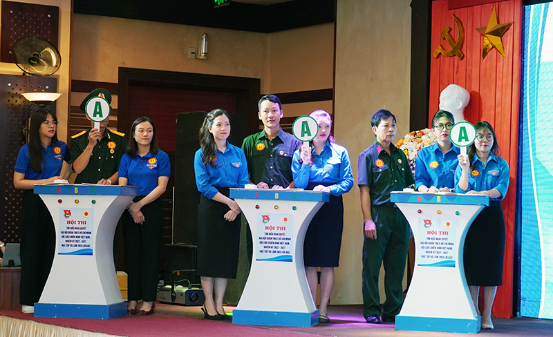 Các đội tham gia phần thi hành trình kiến thức.