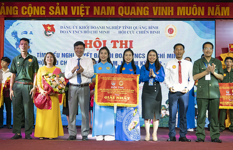 Ban Tổ chức trao giải nhất cho đơn vị đoạt giải.