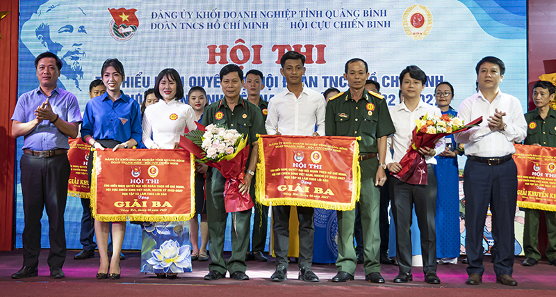 Trao giải ba.