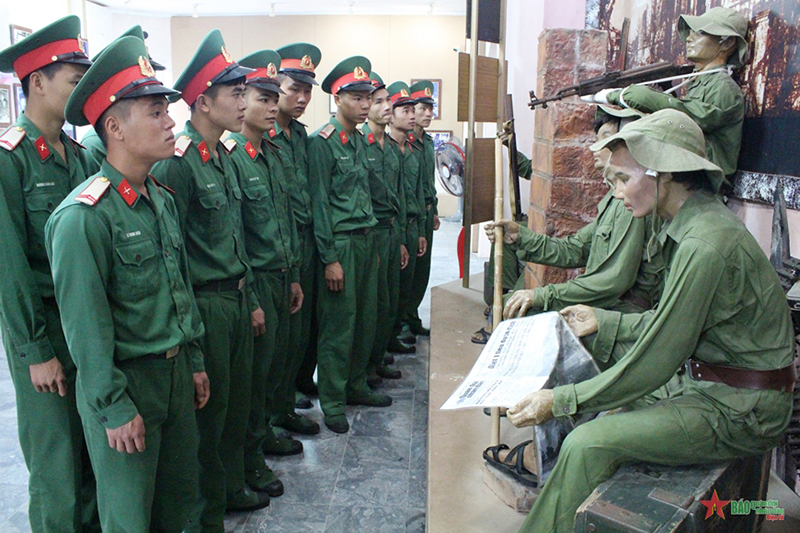 Sư đoàn 968 tổ chức cho bộ đội tham quan, giáo dục truyền thống tại Khu di tích Thành cổ Quảng Trị.