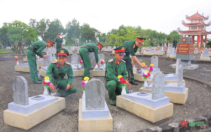  Bộ đội Sư đoàn 968 chăm sóc Nghĩa trang liệt sĩ Quốc gia Đường 9. 