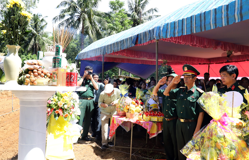 Lãnh đạo Sư đoàn 341 dâng hương