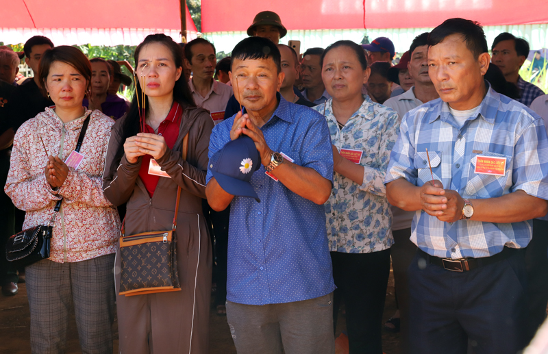 Thân nhân gia đình các liệt sỹ không cầm được nước mắt tại lễ giỗ