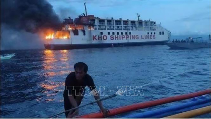Hiện trường vụ cháy phà ở ngoài khơi tỉnh Bohol, miền Trung Philippines ngày 18/6/2023. Ảnh: REUTERS/TTXVN