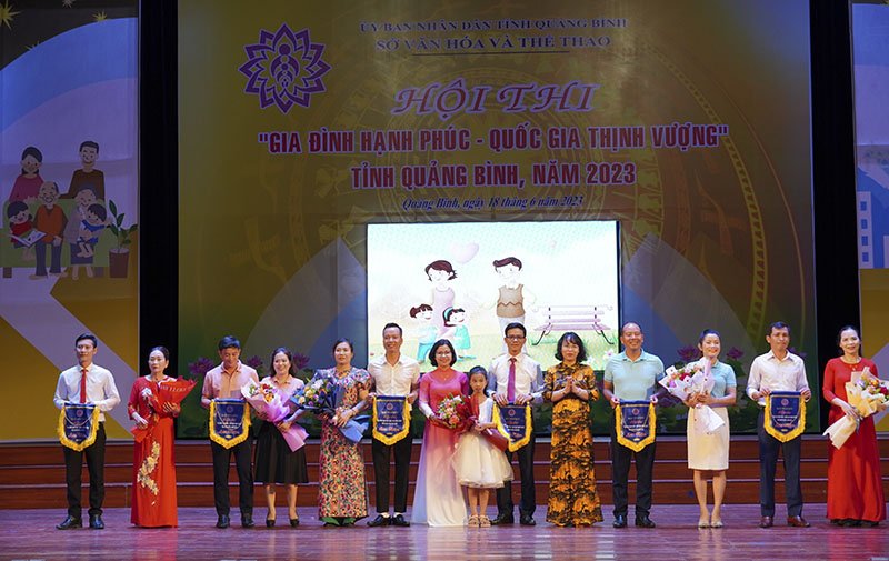 Ban tổ chức tặng hoa, cờ lưu niệm cho các gia đình tham gia hội thi