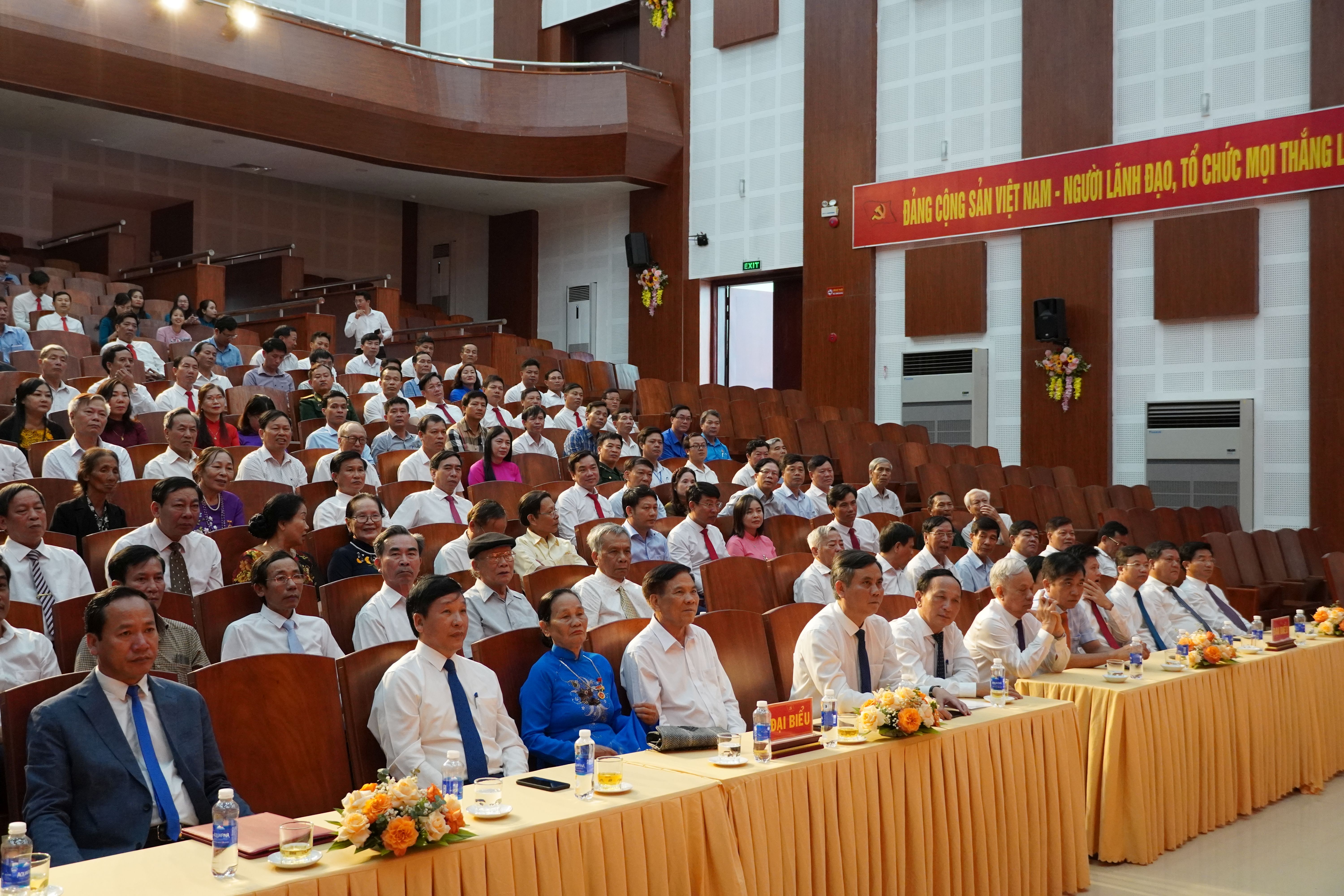 Các đồng chí lãnh đạo tỉnh và đại biểu tham dự buổi tọa đàm.