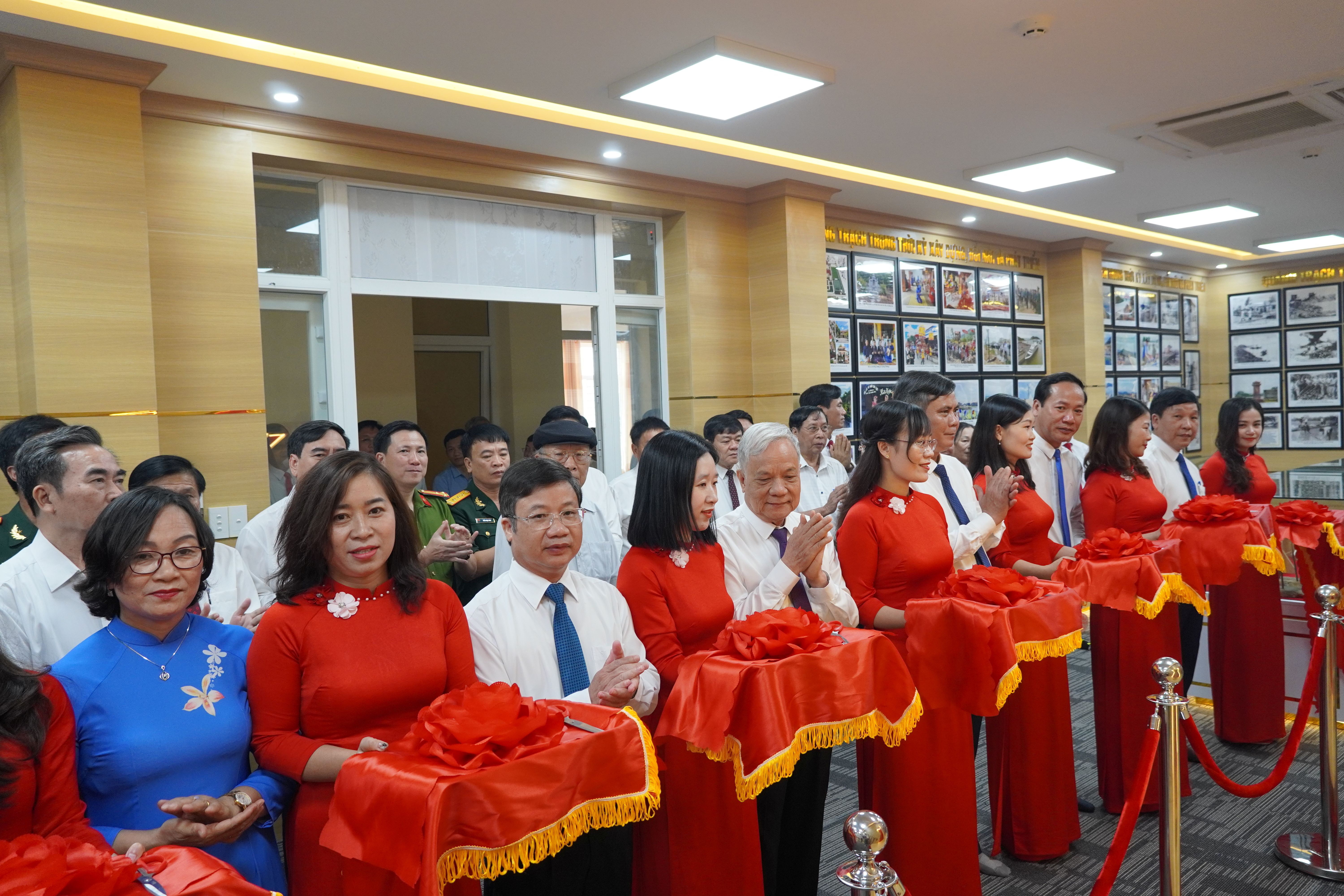 Các đại biểu cắt băng khánh thành Phòng truyền thống Huyện ủy Quảng Trạch.