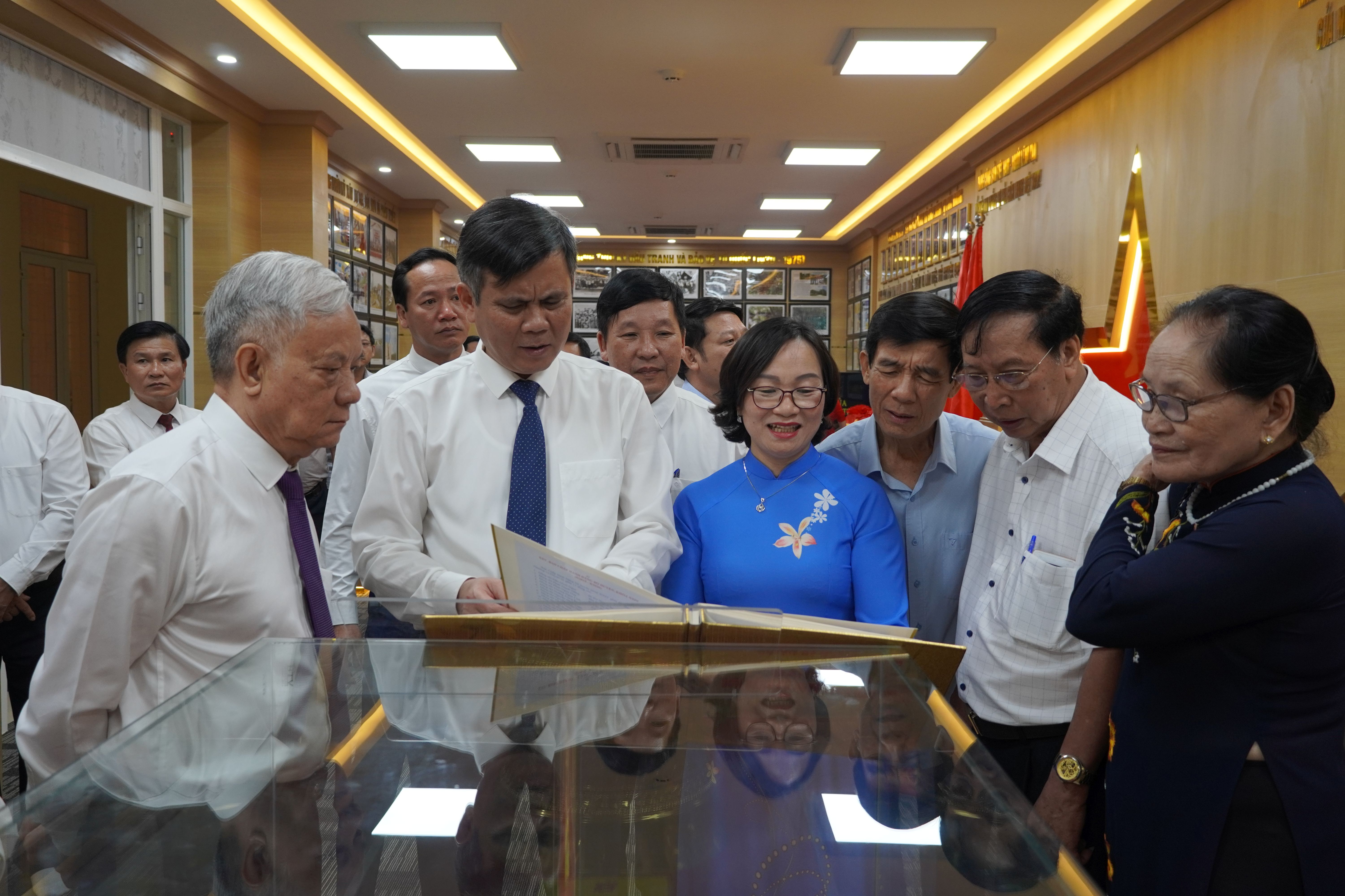 Các đại biểu tham quan Phòng truyền thống Huyện ủy.