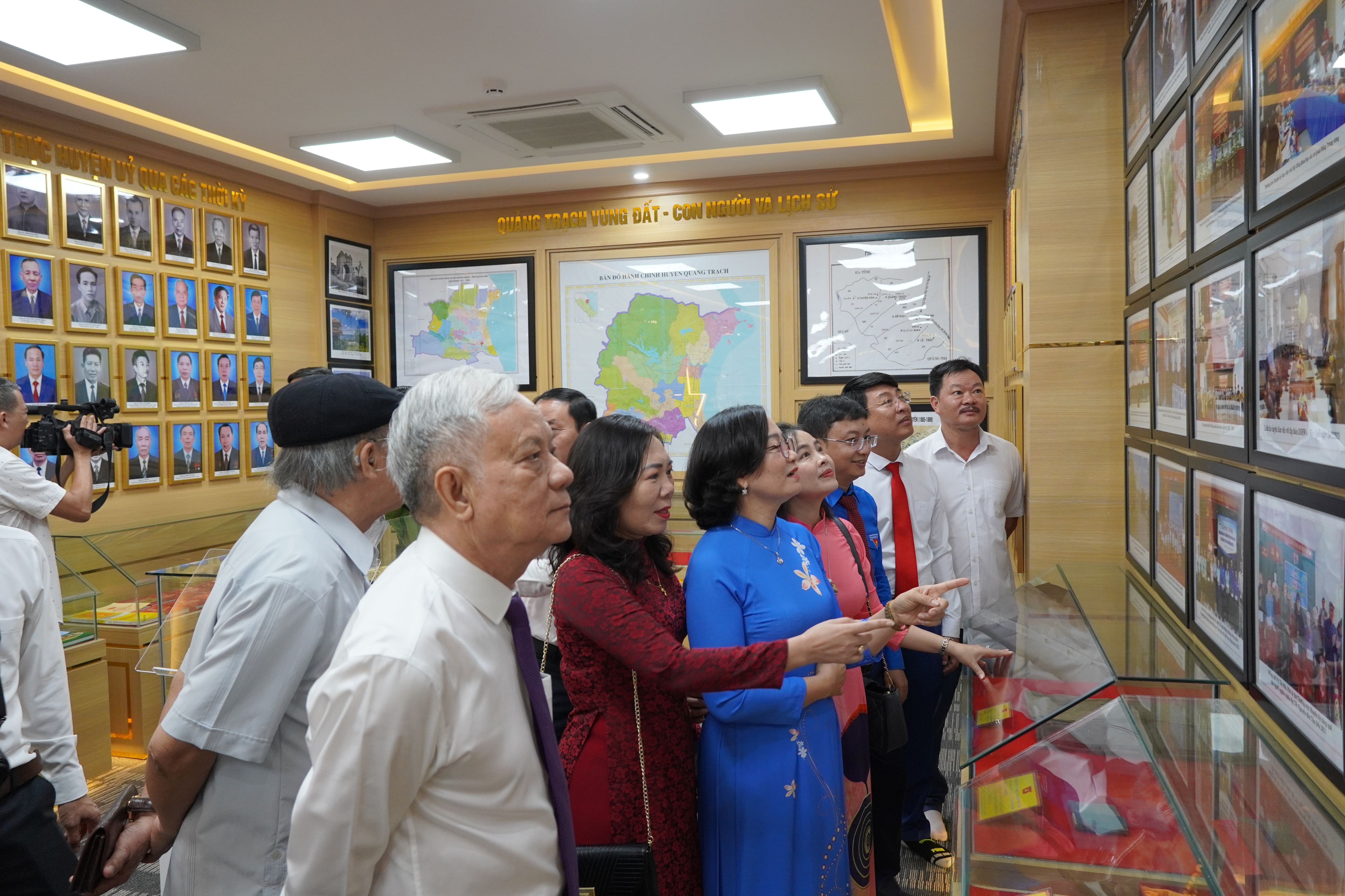 Các đại biểu tham quan Phòng truyền thống Huyện ủy.