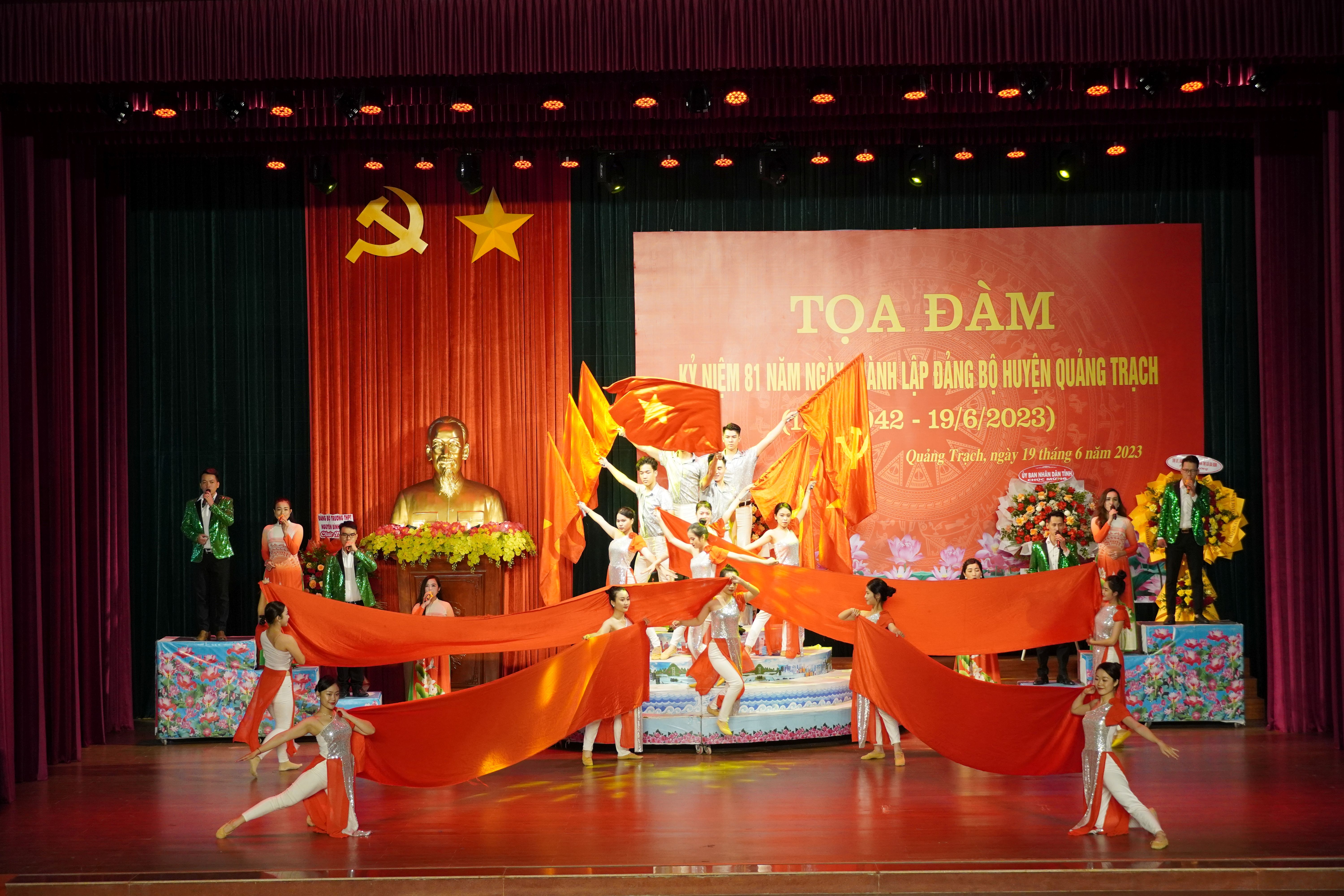 Một tiết mục văn nghệ chào mừng tại buổi tọa đàm.