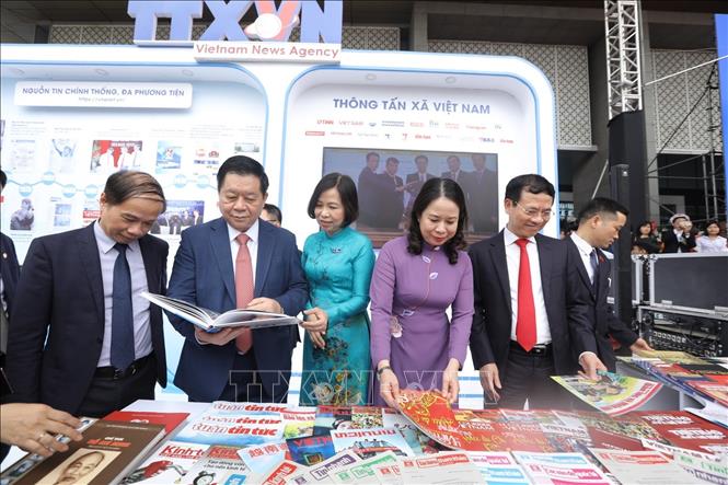 Các đại biểu tham quan gian hàng của TTXVN tại Hội báo toàn quốc năm 2023. Ảnh tư liệu: Minh Quyết/TTXVN