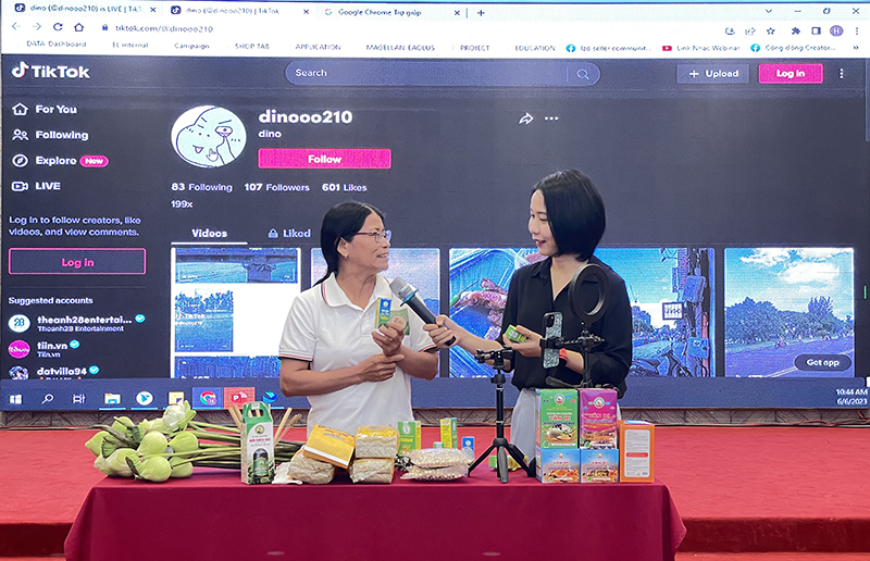 Bà Nguyễn Thị Vượng, chủ Cơ sở sản xuất tinh dầu tràm Giáo Vượng (Lệ Thủy) thử giới thiệu sản phẩm của mình bằng hình thức livestream.