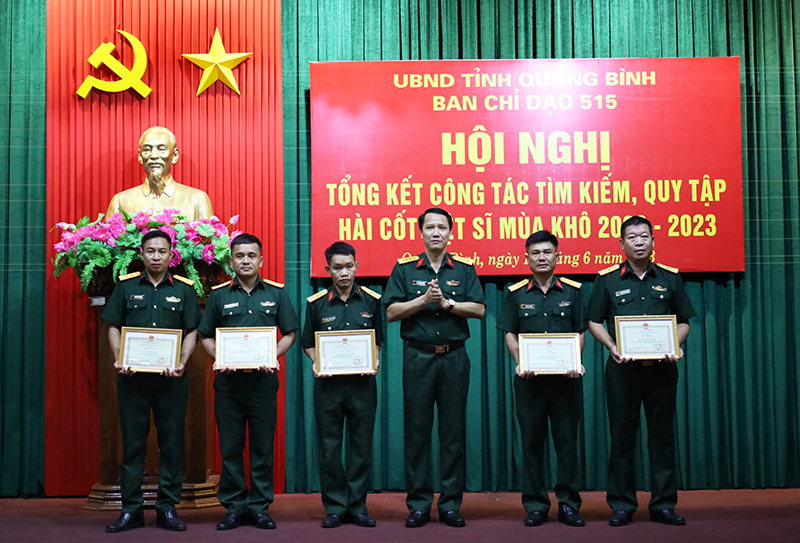 Đại diện lãnh đạo Bộ CHQS tỉnh tặng giấy khen cho các cá nhân.