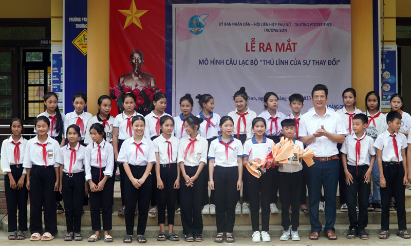 Các thành viên CLB “Thủ lĩnh của sự thay đổi” tại Trường Phổ thông Dân tộc bán trú THCS Trường Sơn.