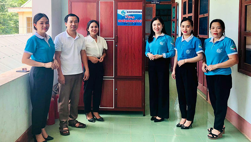 Hội LHPN huyện Minh Hóa tặng tủ đồ dùng cho mô hình “Địa chỉ tin cậy” tại xã Dân Hóa.