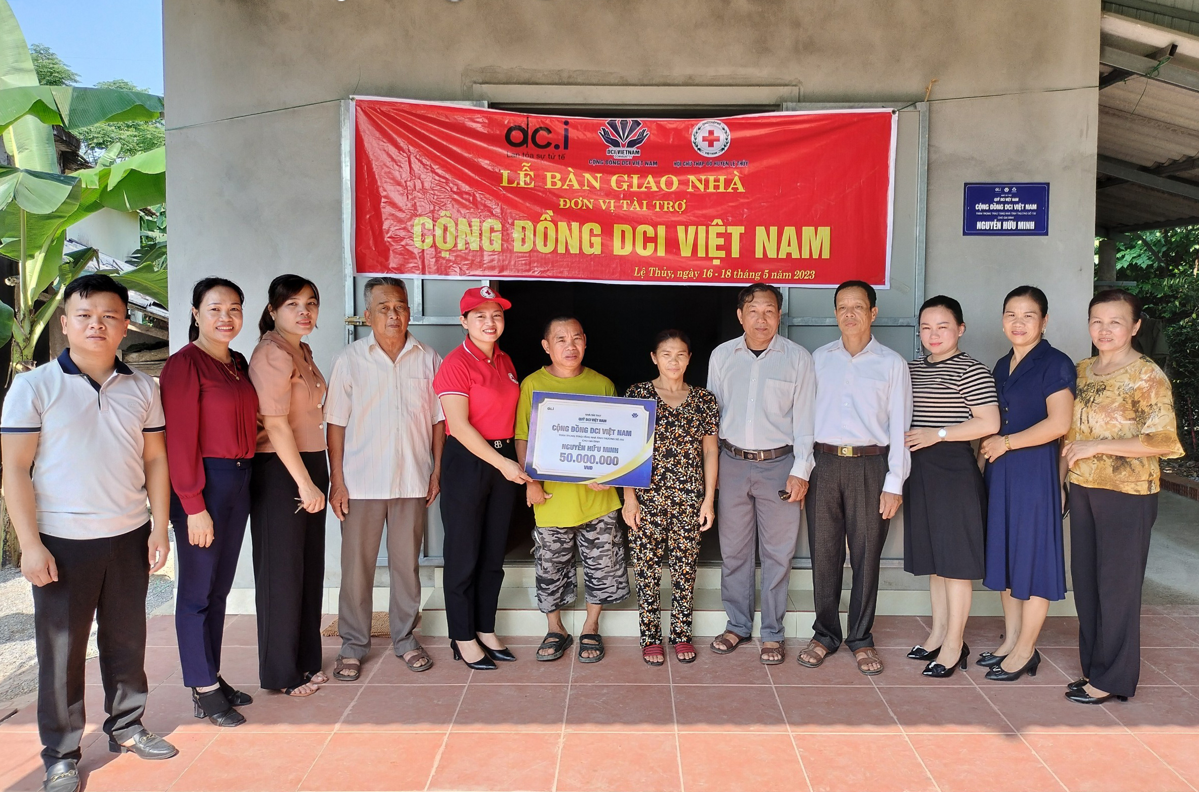 Bàn giao “Nhà nhân ái” cho hộ gia đình ông Nguyễn Hữu Minh (thị trấn Nông trường Lệ Ninh) do Quỹ DCI hỗ trợ.