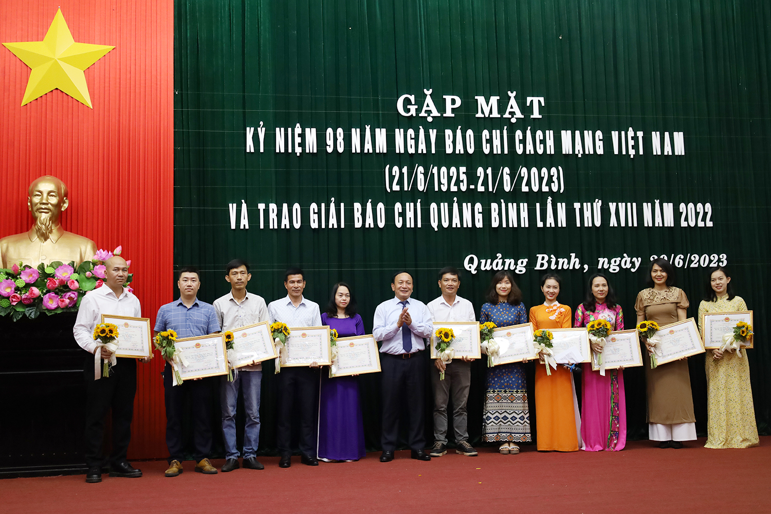 Đồng chí Phó Bí thư Thường trực Tỉnh ủy trao giải A cho các tác giả, nhóm tác giả xuất sắc. 