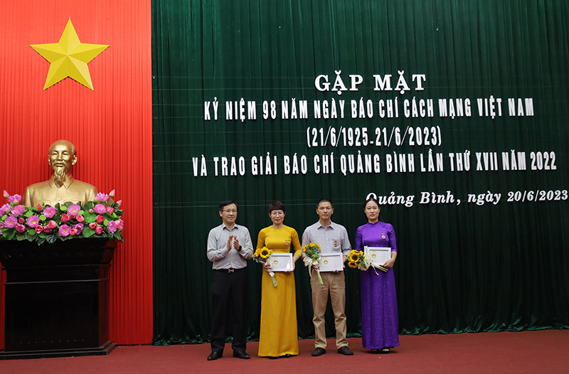 3 hội viên Hội Nhà báo Quảng Bình đã vinh dự được nhận Kỷ niệm chương “Vì sự nghiệp báo chí” do Hội Nhà báo Việt Nam trao tặng. 