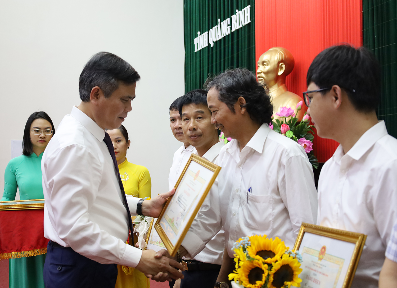 ợc nhận Kỷ niệm chương “Vì sự nghiệp báo chí” do Hội Nhà báo Việt Nam trao tặng. Chủ tịch UBND tỉnh cũng đã trao bằng khen cho 1 tập thể, 4 cá nhân có nhiều đóng góp trong công tác tuyên truyền của tỉnh Quảng Bình
