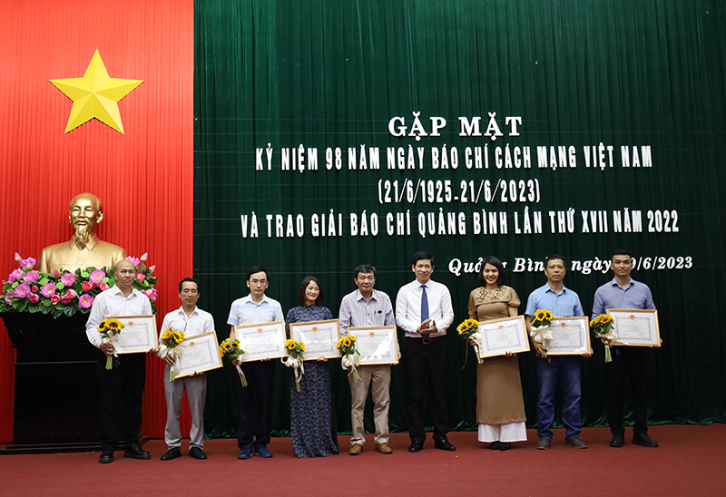 Đồng chí Phó Chủ tịch UBND tỉnh Hồ An Phong trao bằng khen của UBND tỉnh cho nhóm tác giả đạt giải vàng tại Liên hoan Truyền hình toàn quốc. 