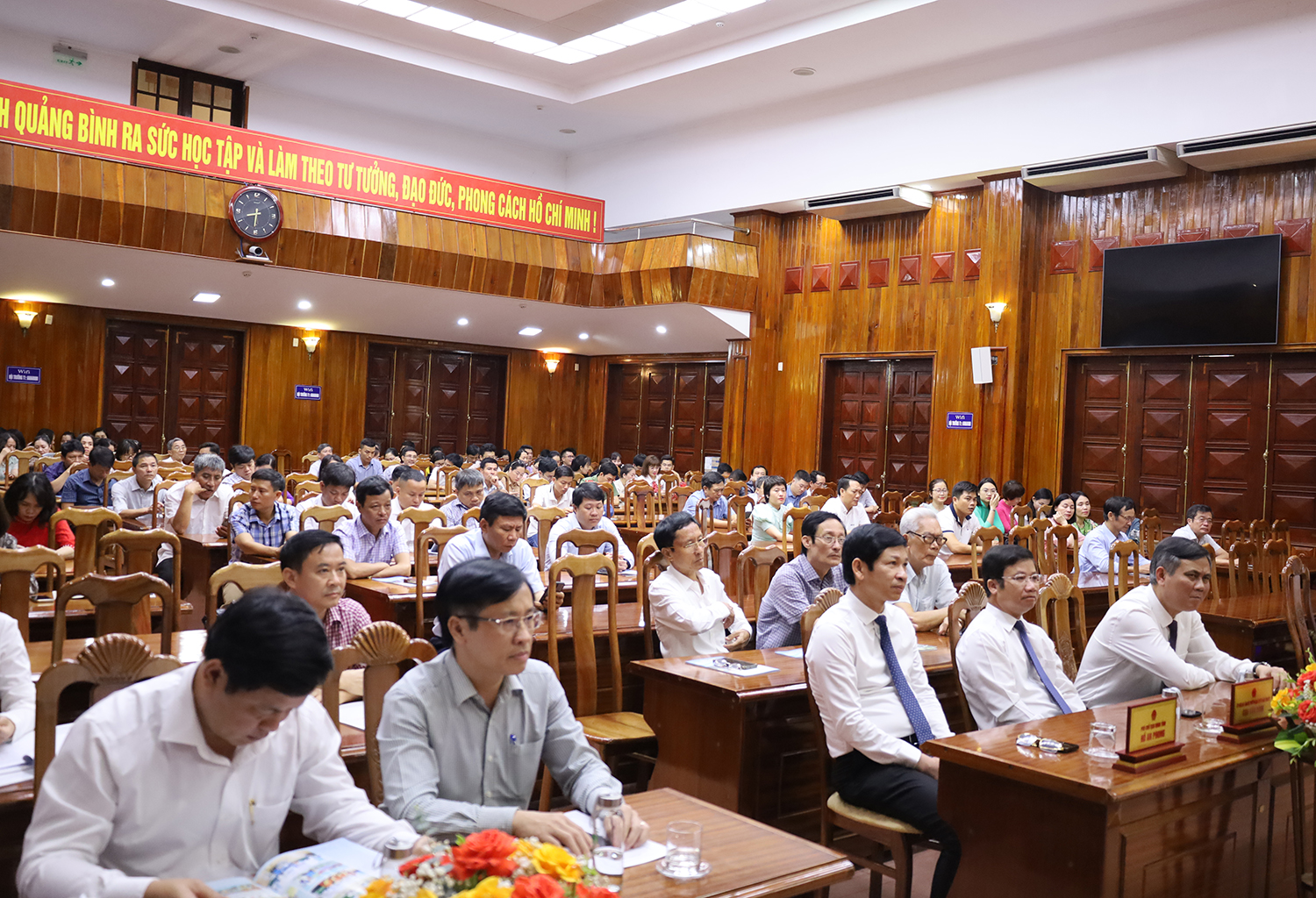 Các đại biểu tham dự buổi lễ. 