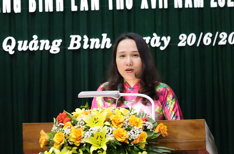 Nhà báo Trương Thị Phương Thảo (Đài PT-TH Quảng Bình phát biểu tại buổi lễ