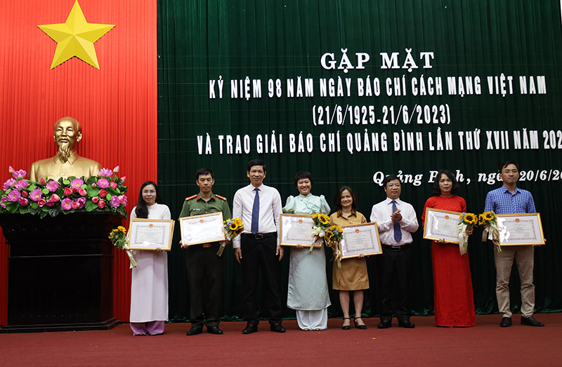 Đồng chí Phó Chủ tịch UBND tỉnh Hồ An Phong trao bằng khen của UBND tỉnh cho nhóm tác giả đạt giải bạc tại Liên hoan Truyền hình toàn quốc. 