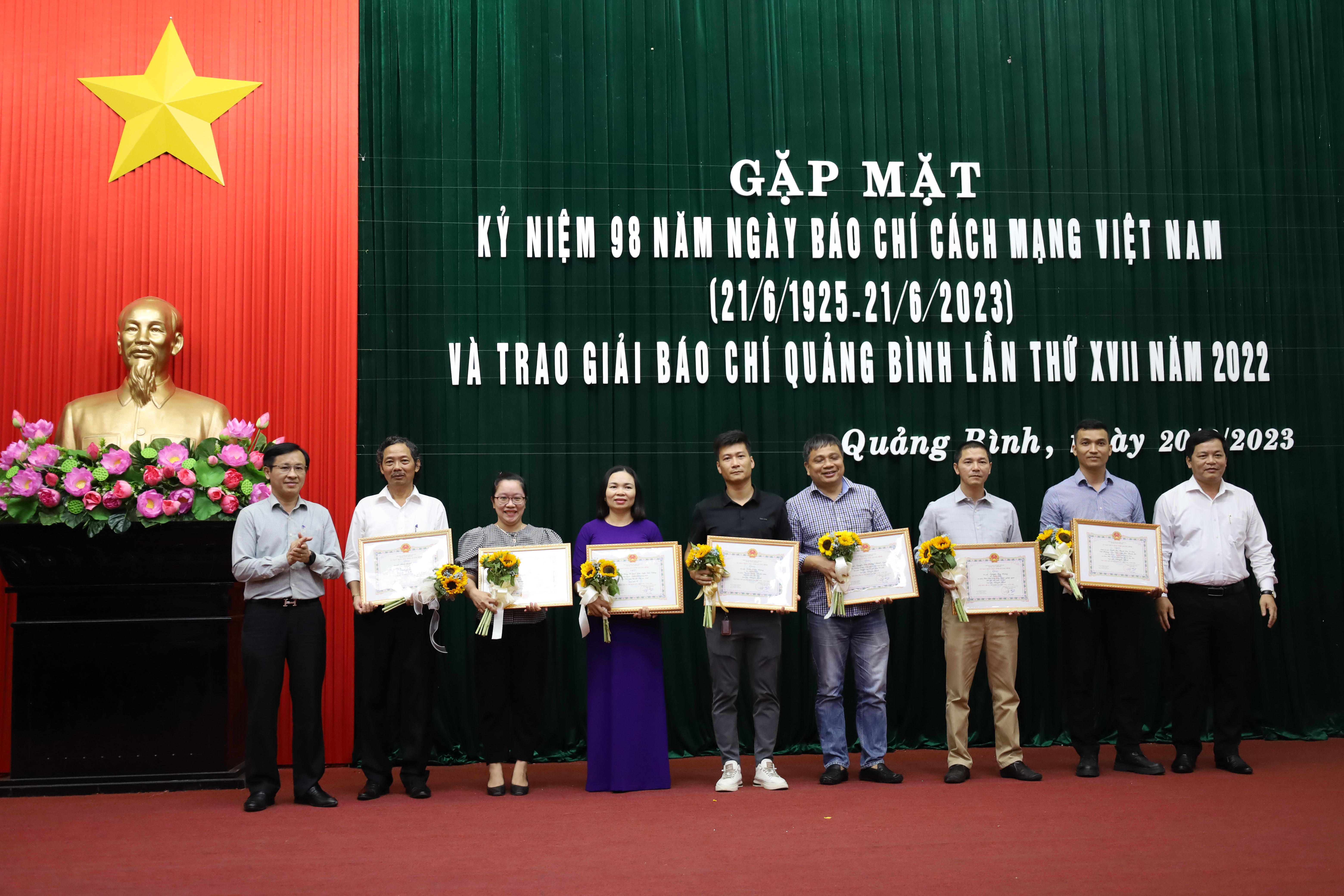 Các tác giả, nhóm tác giả đạt giải khuyến khích.