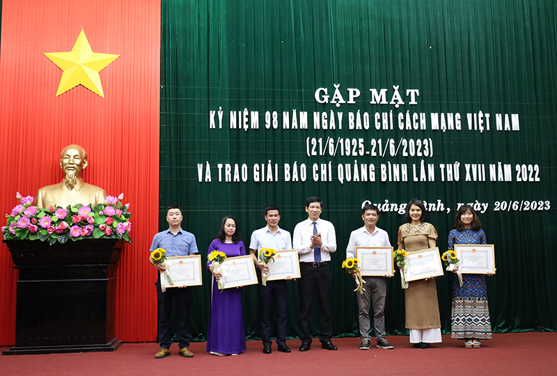 và giải bạc tại Liên hoan Truyền hình toàn quốc.