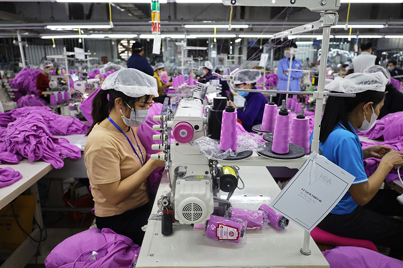 Các doanh nghiệp thi đua sản xuất, lập thành tích chào mừng đại hội Công đoàn các cấp.    