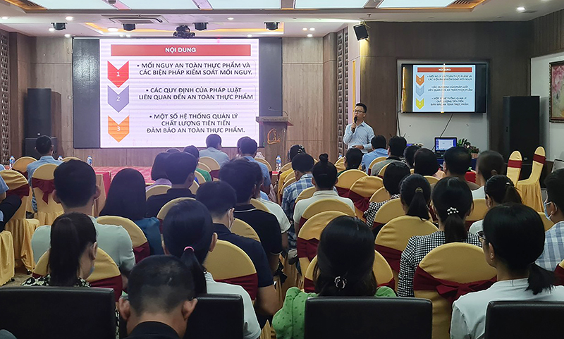 Giảng viên Trường cao đẳng Kinh tế-Kỹ thuật Thương mại truyền đạt kiến thức cho các học viên.