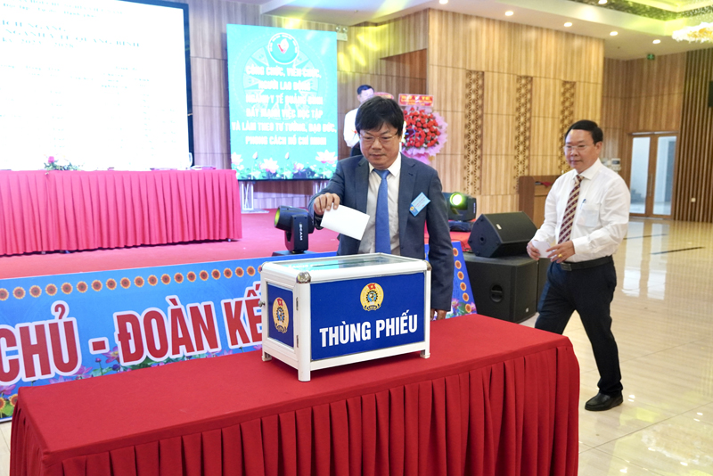 Bỏ phiếu bầu Ban Chấp hành Công đoàn ngành Y tế khóa VIII.