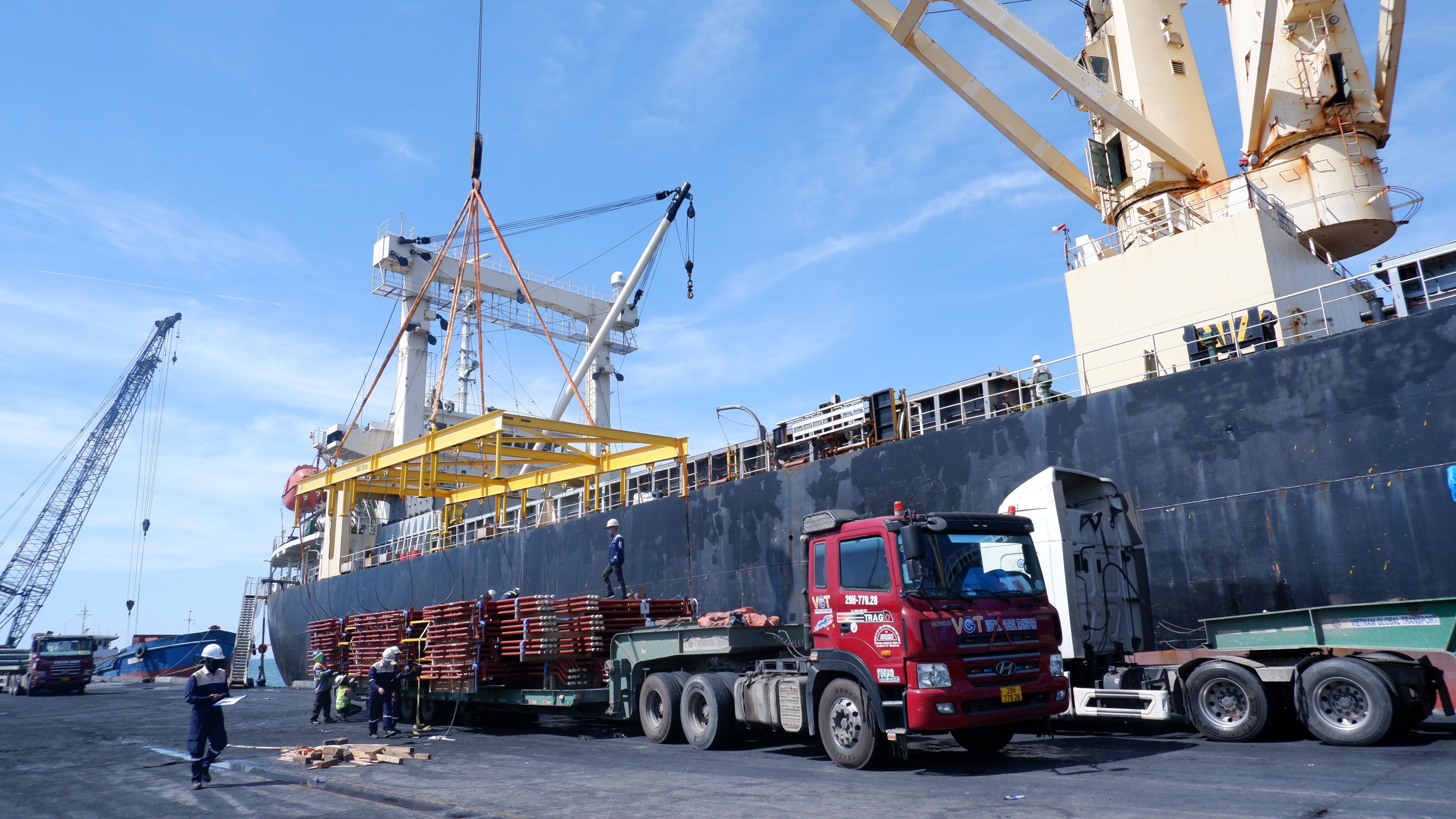 Chuyến tàu chở lô hàng thiết bị đầu tiên của Nhà máy Nhiệt điện Quảng Trạch 1 đã cập cảng PTSC Quảng Bình