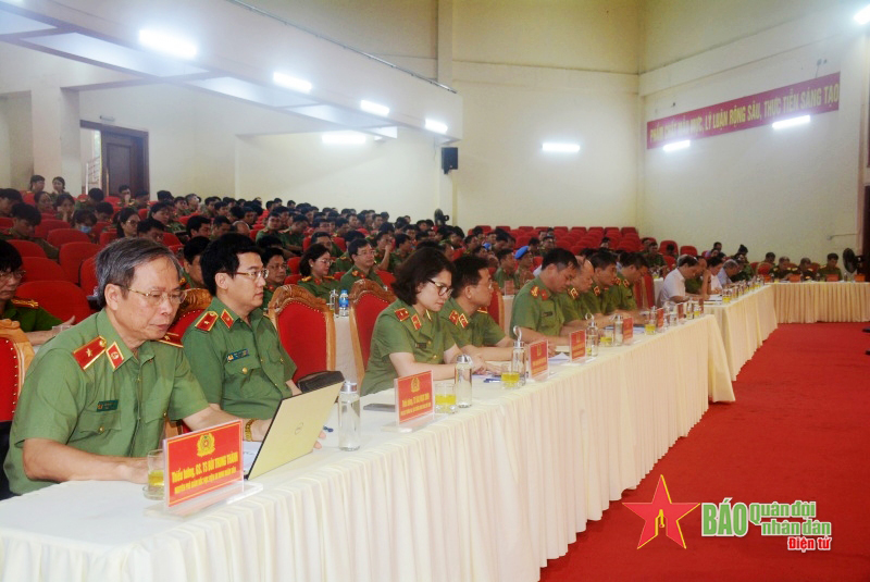 Các đại biểu tham dự hội thảo.